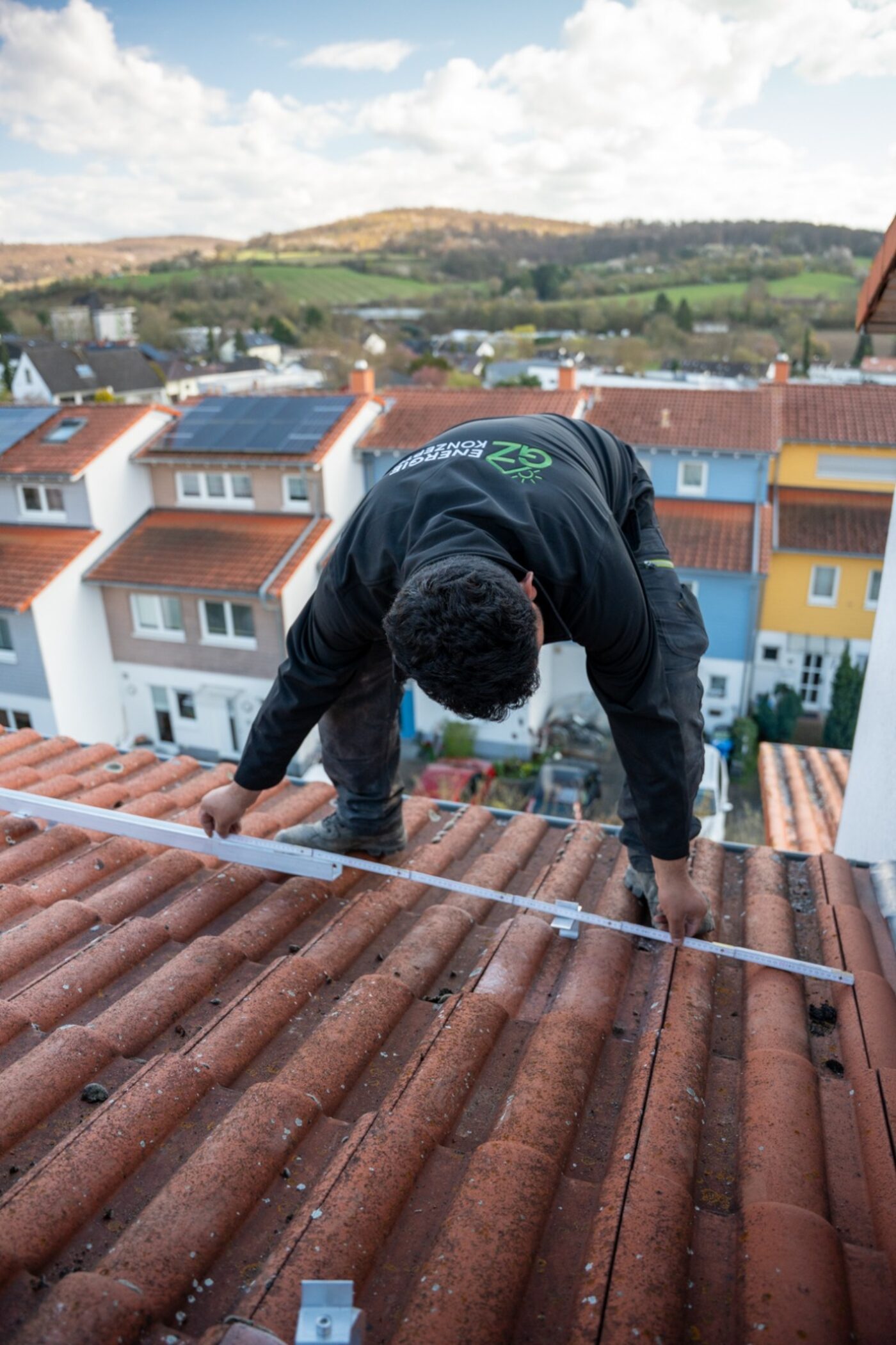Präzise Vermessung eines Daches durch das GZ-Energiekonzepte-Team