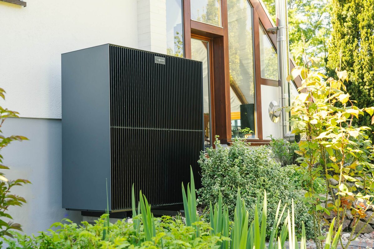 Viessmann Wärmepumpe an einem Wohnhaus, kombiniert mit Photovoltaikanlage